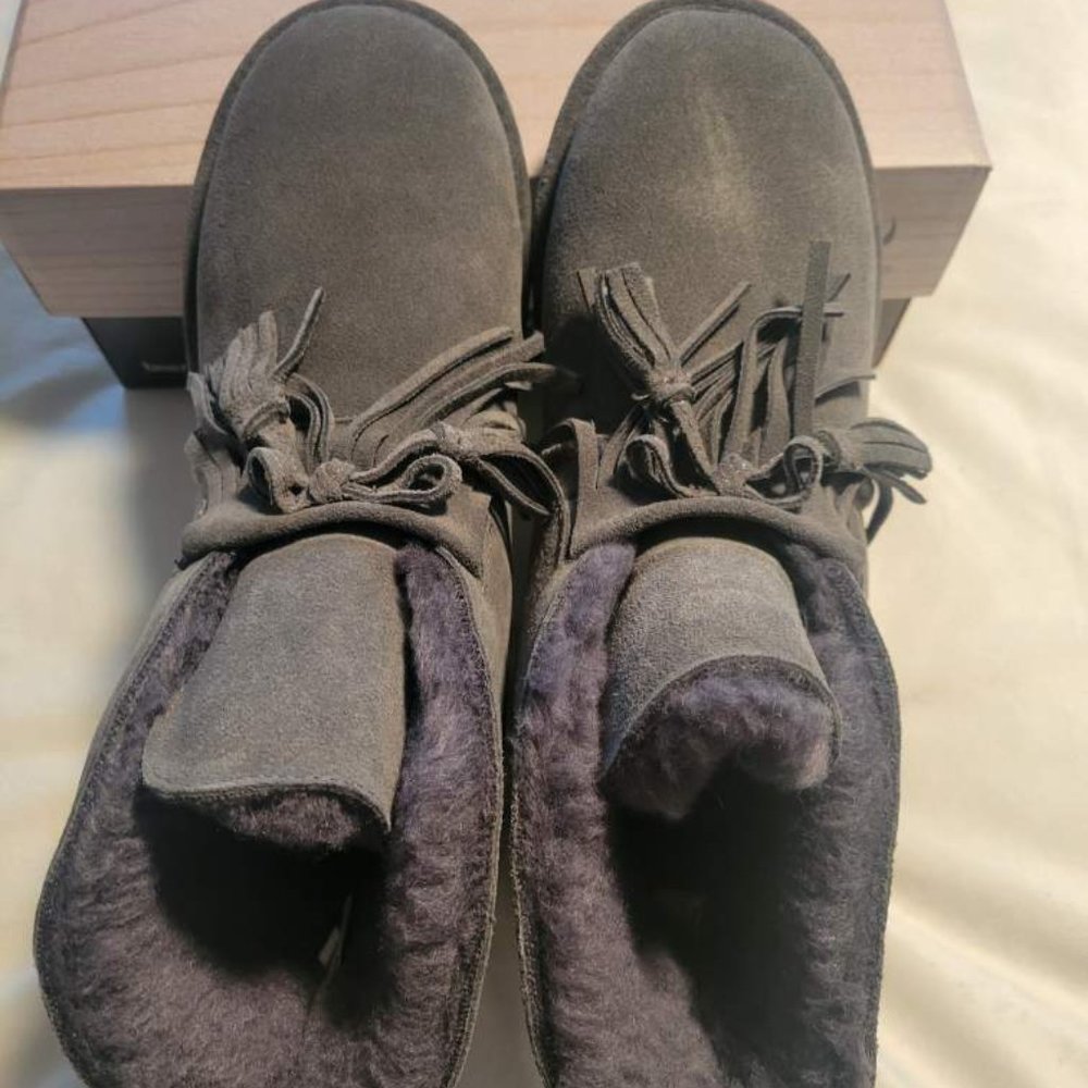 NWOT BEARPAW Christie Suede Fringe Boot Charcoal - Size 8